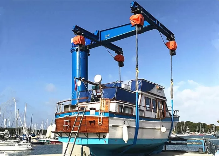 Grue à flèche pour bateaux lourds