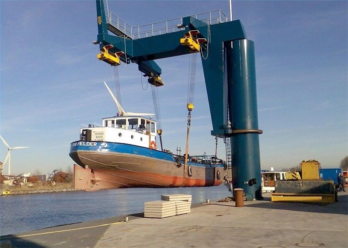 Grue à flèche pour bateaux lourds